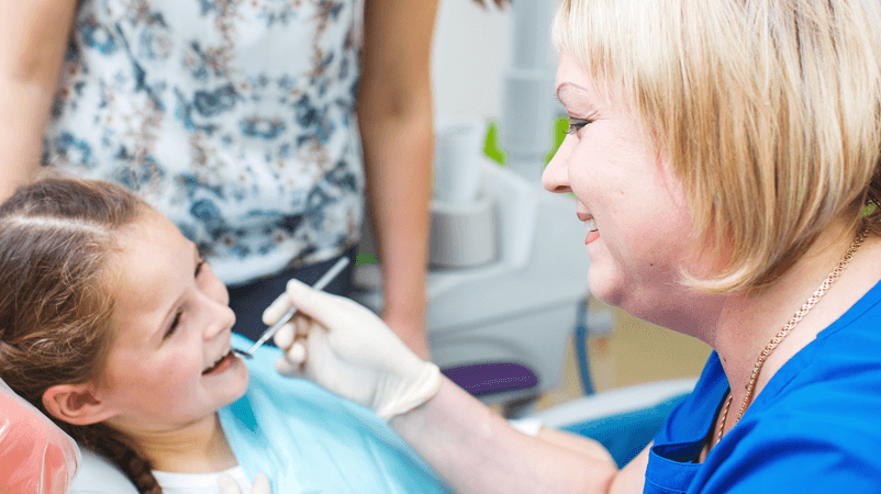 С раннего возраста мы советуем показывать ребенка стоматологу