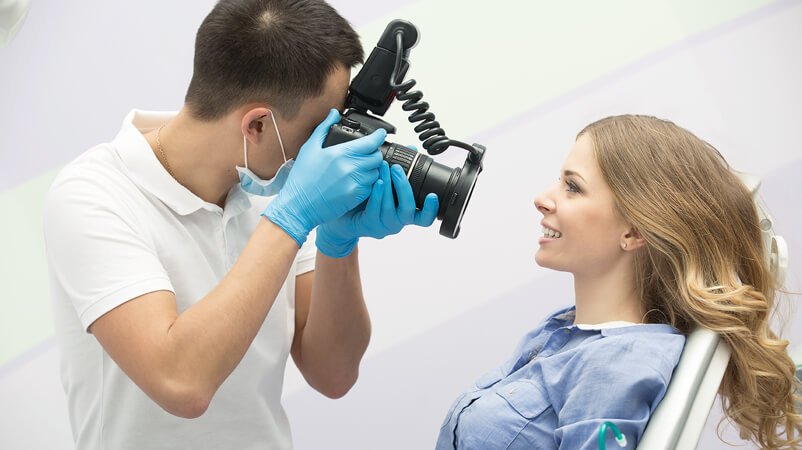 Для контроля процесса лечения наши специалисты не только делают снимок зуба, чтобы зафиксировать внутренние изменения, но и ведут фотопротокол